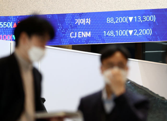 현대차그룹이 애플과의 전기차 개발에 대한 협의를 진행하고 있지 않다고 밝혀 8일 장 초반 약세를 나타냈다. 사진은 이날 오전 서울 여의도 한국거래소 로비 전광판에 표시된 기아차 주가 모습. 연합뉴스