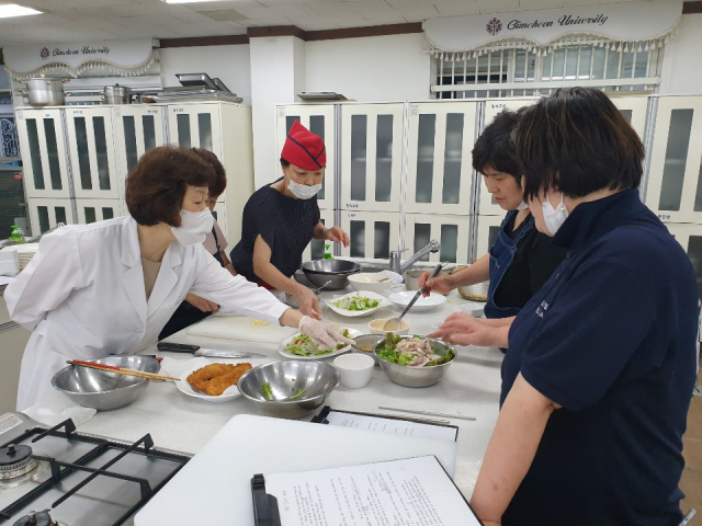 김천시가 코로나19로 침체된 외식산업 활성화와 김천시 선진음식문화를 도모하고자 음식점 영업주를 대상으로 각 분야별 전문가의 경영진단, 조리기술 지도 등의 맞춤형 기술지원을 통한 현장중심 맞춤형 컨설팅을 시행한다. 김천시 제공