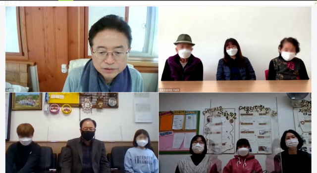 이철우(왼쪽 위) 경북도지사가 8일 설 명절을 맞아 도내 복지시설 3곳과 영상으로 소통하고 있다. 경북도 제공