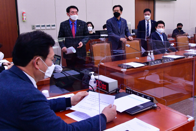 국민의힘 김석기 간사, 김기현 의원 등이 8일 국회에서 열린 외교통일위원회 전체회의에서 정의용 외교부 장관 인사청문회 경과보고서 채택에 반대 의견을 표명한 뒤 퇴장하고 있다. 연합뉴스