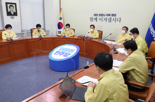 이낙연 더불어민주당 대표가 8일 서울 여의도 국회에서 열린 최고위원회의에서 발언하고 있다. 연합뉴스