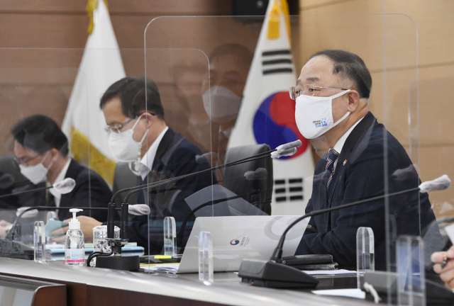 홍남기 부총리 겸 기획재정부 장관이 8일 정부세종청사 기재부 대회의실에서 열린 확대간부회의를 주재하고 있다. 기재부 제공