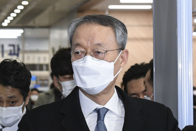 월성 1호기 원전 경제성 평가 조작에 관여한 혐의 등을 받는 백운규 전 산업통상자원부(산업부) 장관이 8일 오후 구속 전 피의자 심문(영장실질심사)을 받기 위해 대전지방법원 법정으로 이동하고 있다. 연합뉴스