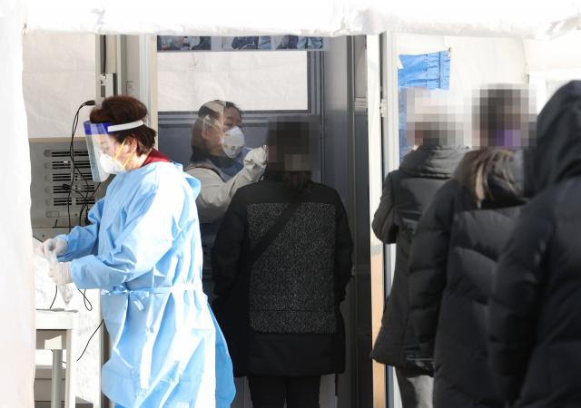 국내 신종 코로나바이러스 감염증(코로나19) 신규 확진자 수가 200명대로 떨어진 8일 오전 서울 중구 국립중앙의료원에 마련된 해외출국선별진료소에서 의료진이 검체를 채취하고 있다. 중앙방역대책본부(방대본)는 이날 0시 기준으로 국내 코로나19 신규 확진자가 289명 늘어 누적 8만1천185명이라고 밝혔다. 연합뉴스