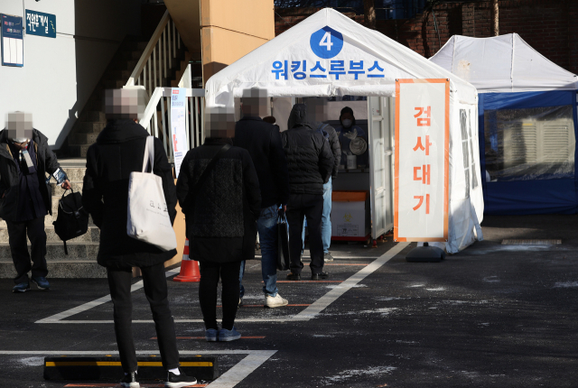 국내 신종 코로나바이러스 감염증(코로나19) 신규 확진자 수가 200명대로 떨어진 8일 오전 서울 중구 국립중앙의료원에 마련된 해외출국선별진료소에서 시민과 외국인들이 검사를 받기 위해 기다리고 있다. 중앙방역대책본부(방대본)는 이날 0시 기준으로 국내 코로나19 신규 확진자가 289명 늘어 누적 8만1천185명이라고 밝혔다. 연합뉴스