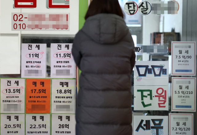 재건축 규제 완화 기대감과 전셋값 상승 등의 영향으로 서울 아파트값이 7개월 만에 최고 상승률을 기록했다. 한국부동산원은 2월 첫째 주(1일 기준) 서울의 아파트 매매가격이 0.10% 올라 지난주(0.09%)보다 오름폭을 키웠다고 4일 밝혔다. 사진은 7일 오전 서울의 한 부동산중개업소에 붙어 있는 매물 정보. 연합뉴스