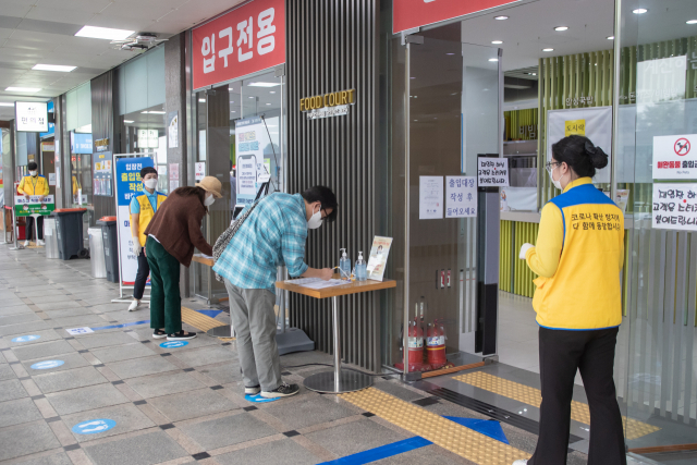 한국도로공사는 설 연휴 기간 고속도로 휴게소에서 포장 메뉴만 판매한다. 사진은 고속도로 휴게소 이용객들이 발열체크 후 방문자 출입 명부를 작성하고 있다. 한국도로공사 제공