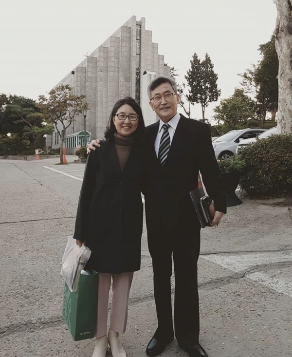 가수 이승윤의 아버지 이재철 전 목사와 어머니 정애주. 교인 제공