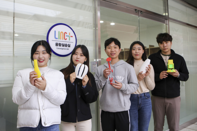 계명문화대 학생들이 융합 캡스톤 디자인 프로젝트 결과물을 들어보이고 있다. 계명문화대 제공
