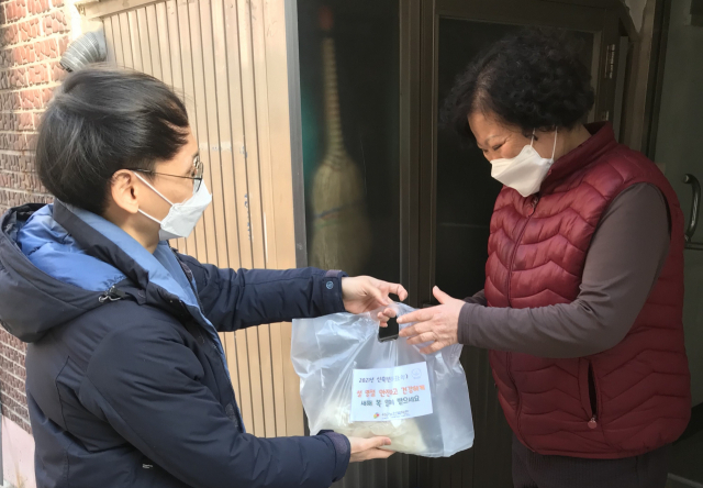 대구 서구노인복지관(관장 최민영)은 설 명절을 맞아 관내 독거노인 300명에게 떡국 떡을 지원하는 