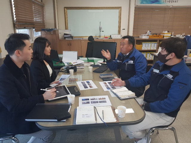 계명대 학생들이 ㈜대영알엔티 관계자들과 홍보영상 제작 프로젝트와 관련해 의견을 나누고 있다. 계명대 제공