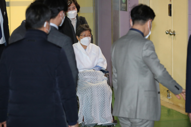 신종 코로나 바이러스감염증(코로나19) 확진자 밀접 접촉자로 분류된 뒤 병원에서 격리를 마치고 머물던 박근혜 전 대통령이 9일 오후 서울 서초구 서울성모병원에서 퇴원하고 있다. 연합뉴스