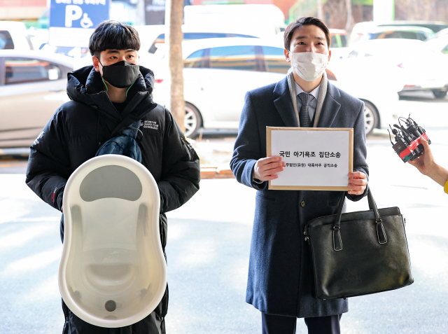 유해 화학물질이 검출된 아기욕조 구매 피해자인 법무법인 대륙아주 이승익 변호사(오른쪽)가 9일 오전 서울 동작경찰서에서 제조업체와 유통업체를 상대로 한 형사고소장 제출 기자회견을 하고 있다. 연합뉴스