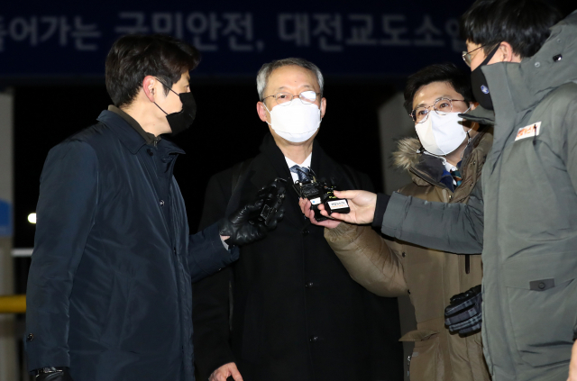 월성 1호기 원전 경제성 평가 조작에 관여한 혐의 등에 대한 구속영장이 기각된 백운규 전 산업통상자원부(산업부) 장관이 9일 오전 대전 유성구 대전구치소를 나서고 있다. 연합뉴스