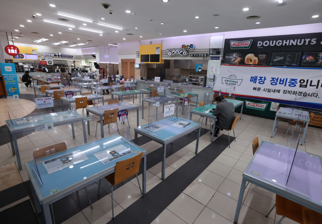 설 연휴를 앞둔 9일 서울 서초구 경부고속도로 만남의광장 휴게소(부산 방향) 식당가 테이블에 칸막이가 설치돼 있다. 국토교통부는 내일부터 설 연휴가 끝나는 14일까지 