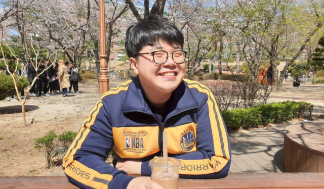 졸업을 앞둔 영진전문대 간호학과 최범석 씨가 대학 캠퍼스에서 활짝 웃고 있다. 영진전문대 제공