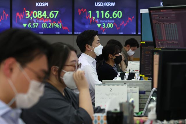 9일 오후 서울 중구 하나은행 본점 딜링룸에서 직원들이 업무를 보고 있다. 이날 코스피는 전 거래일보다 6.57포인트(0.21%) 내린 3,084.67에 거래를 마쳤고, 코스닥지수는 전장보다 2.93포인트(0.30%) 내린 957.85로 마감했다. 원/달러 환율은 3.0원 내린 1,116.6원에 마감했다. 연합뉴스