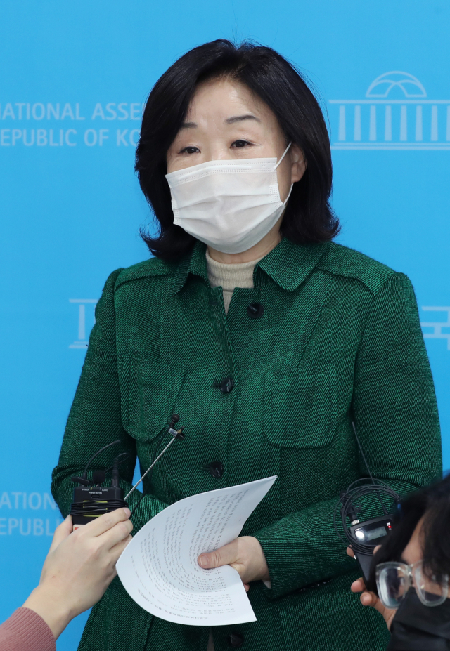 정의당 심상정 의원이 1일 오전 국회 소통관에서 코로나바이러스 등 감염병 재난에 따른 손실 보상 및 피해 지원에 관한 특별법안(약칭 코로나재난손실보상법) 발의 기자회견을 마친 뒤 질문에 답하고 있다. 연합뉴스
