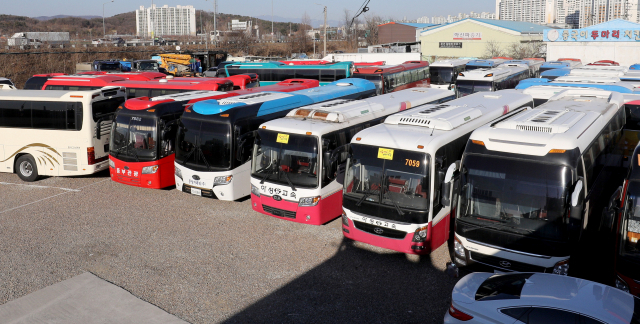 9일 오후 대구 시내 한 전세버스 차고지에 코로나19 장기화 사태로 운행을 멈춘 전세버스들이 줄지어 서 있다. 김영진 기자 kyjmaeil@imaeil.com