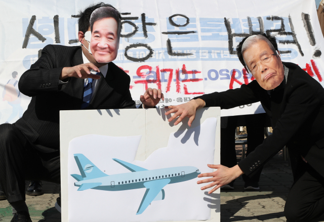 9일 서울 여의도 국회 앞에서 열린 가덕도 신공항 특별법 반대 기자회견에서 청년기후긴급행동과 부산 청년 기후위기 단체 