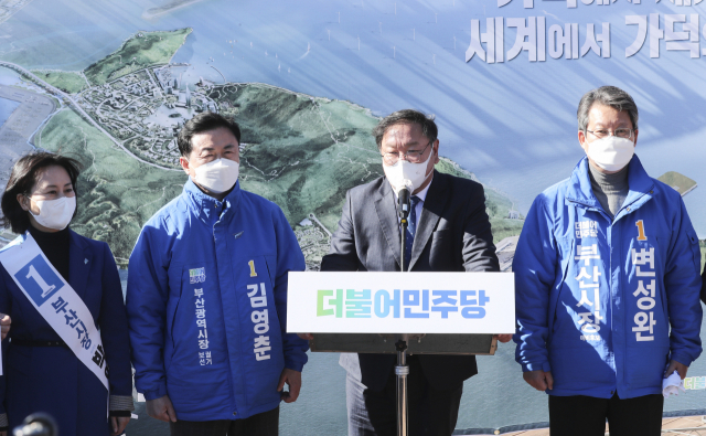 더불어민주당 김태년 원내대표가 9일 오후 부산 강서구 대항전망대에서 가덕신공항 건설촉진 특별법 제정에 대해 발언하고 있다. 연합뉴스