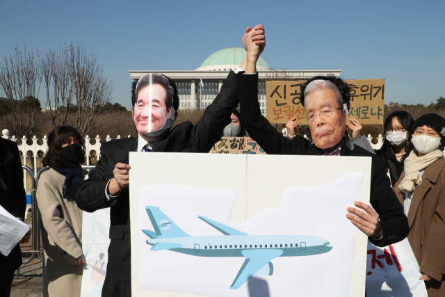 9일 서울 여의도 국회 앞에서 열린 가덕도 신공항 특별법 반대 기자회견에서 청년기후긴급행동과 부산 청년 기후위기 단체 