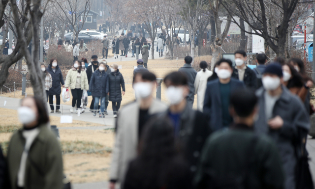 전국적으로 포근한 낮 기온을 기록한 6일 오후 서울 마포구 경의선 숲길을 찾은 시민들이 외출을 즐기고 있다. 연합뉴스