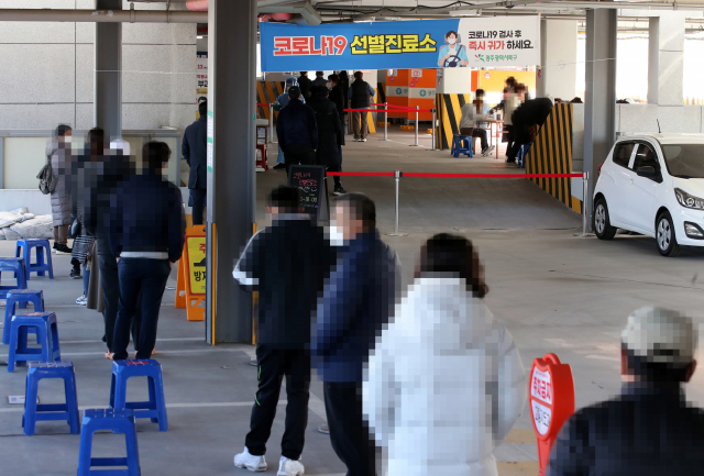 9일 광주 북구 선별진료소에서 신종 코로나바이러스 감염증(코로나19) 검사를 받으려는 시민들이 길게 줄 서 있다. 연합뉴스