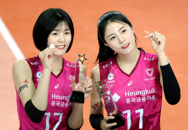 학폭 논란에 휩싸인 흥국생명 이재영(왼쪽)과 이다영. 연합뉴스