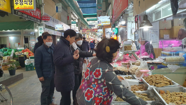 구윤철 국무조정실장이 10일 공주산성시장을 찾아 현장을 둘러보며 상인들과 대화를 하고 있다. 국무조정실 제공.