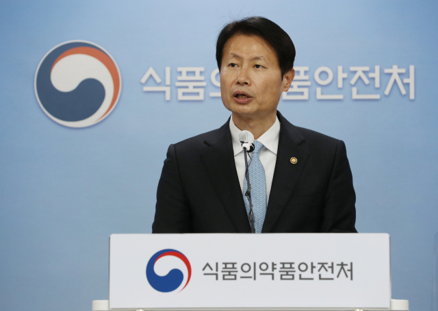 김강립 식품의약품안전처장이 10일 오후 충북 청주시 식약처 회의실에서 아스트라제네카 신종 코로나바이러스 감염증(코로나19) 백신을 허가 한다는 내용의 브리핑을 하고 있다. 연합뉴스