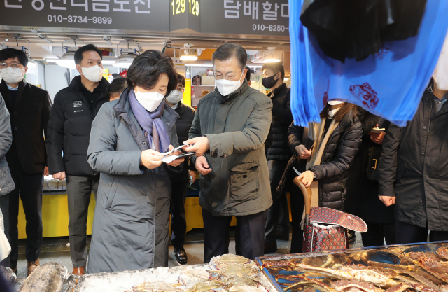 문재인 대통령과 부인 김정숙 여사가 10일 오전 인천시 남동구 소래포구 전통어시장을 방문, 상점에서 꽃게를 구입하고 있다. 연합뉴스