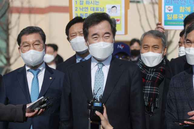 10일 오후 전남 나주시 한전공대 예정부지인 부영CC에서 더불어민주당 이낙연 대표가 현장 시찰을 마치고 취재진의 질의에 답변하고 있다. 연합뉴스