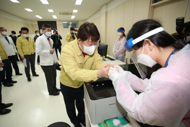 지난 10일 권영진 대구시장이 대구 중구 계명대학교 대구동산병원에 마련된 신종 코로나바이러스 감염증(코로나19) 예방접종센터를 방문해 백신 접종업무를 맡은 의료진을 격려하고 있다. 연합뉴스