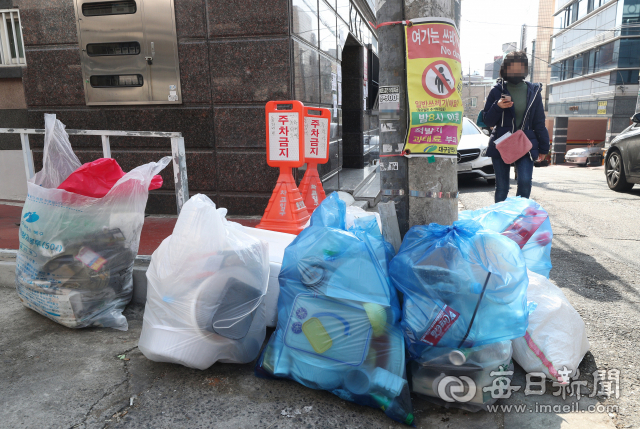 설 연휴 직전인 지난 10일 대구 북구 한 주택가에 무단 투기된 쓰레기들이 놓여 있다. 성일권 기자 sungig@imail.com
