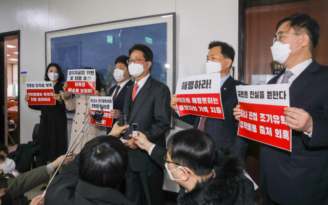 10일 오전 서울 여의도 국회에서 황희 문화체육관광부 장관 후보자 인사청문경과보고서 채택 협의를 위해 열린 문화체육관광위원회 전체회의에서 이달곤 간사를 비롯한 국민의힘 의원들이 항의 퇴장 후 강행처리 관련 긴급 기자회견을 열고 있다. 연합뉴스
