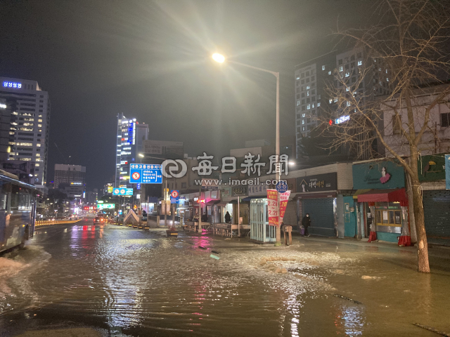 10일 오후 8시쯤 대구시 중구 남산동 반월당네거리 도시철도 반월당역 2번 출구 인근에서 상수도관이 파열되는 사고가 발생했다. 대구 중부소방서 제공
