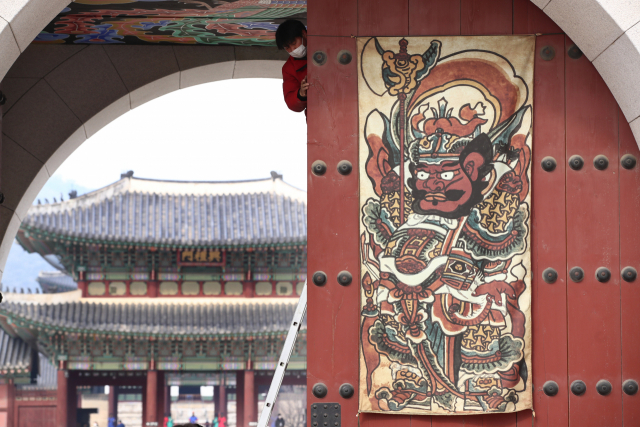 10일 서울 종로구 광화문에 금갑장군이 그려진 문배도가 부착되고 있다. 이번 광화문 
