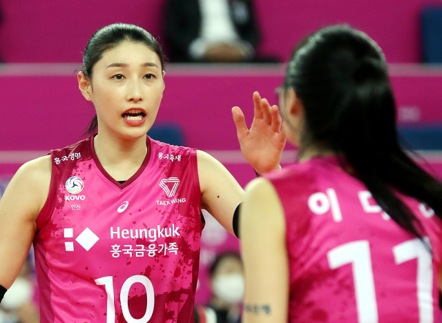 경기 중 이다영을 격려하고 있는 김연경. 연합뉴스