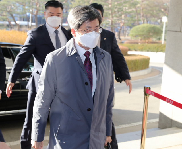 김명수 대법원장이 9일 오전 서울 서초구 대법원으로 출근하고 있다. 연합뉴스