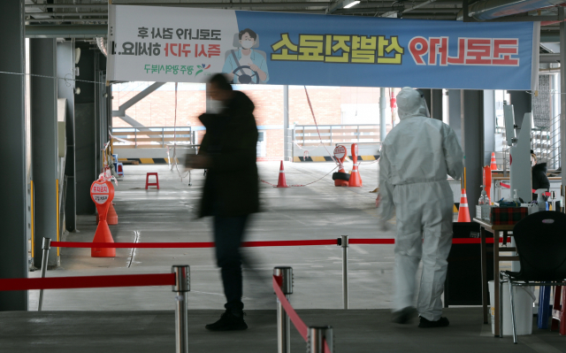 설 연휴 첫날인 11일 오전 광주 북구선별진료소에 검사 대상자들의 발길이 이어지고 있다. 연합뉴스