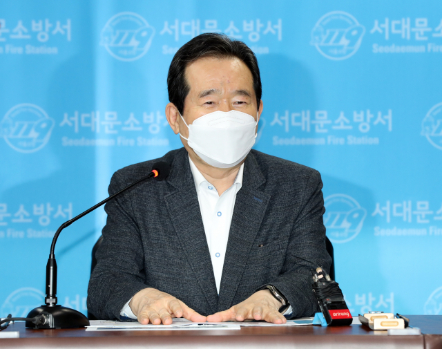 정세균 국무총리가 설 연휴 첫날인 11일 서울시 서대문구 서대문소방서를 방문, 비상근무 중인 소방대원들을 격려하는 발언을 하고 있다. 연합뉴스