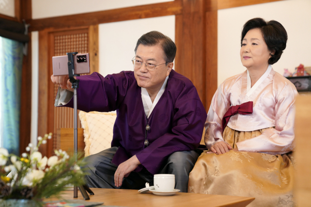 문재인 대통령과 김정숙 여사가 청와대 상춘재에서 설 명절을 맞아 영상을 통해 국민께 인사하고 있다. 연합뉴스