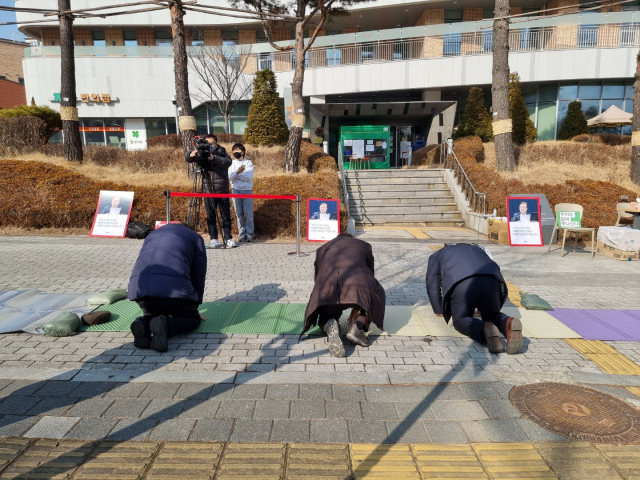 12일 오후 서울 강남구 세곡동 강남구립 행복요양병원 앞에서 입원환자의 가족들이 