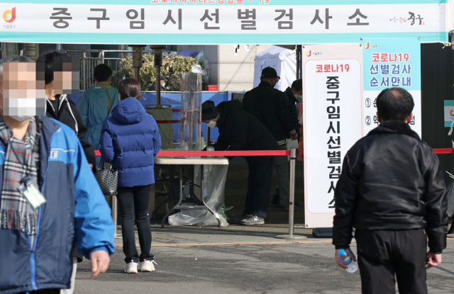 설 연휴 사흘째인 13일 국내 신종 코로나바이러스감염증(코로나19) 신규 확진자 수가 다시 300명 대로 줄어들었다. 중앙방역대책본부에 따르면 이날 0시 기준 신규 확진자 수는 362명으로 이중 지역발생이 345명, 해외유입이 17명으로 나타났다. 한편 이날 정부는 다음 주부터 현행 