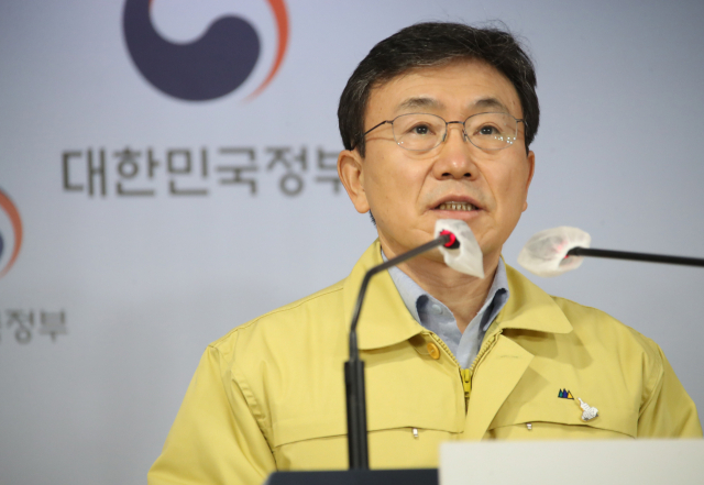 권덕철 중앙재난안전대책본부 1차장(보건복지부 장관)이 13일 오전 정부서울청사 브리핑실에서 중대본 회의 결과를 발표하고 있다. 연합뉴스