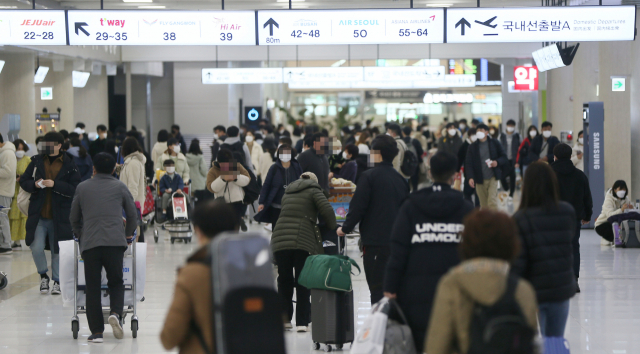설 연휴 마지막 날인 14일 제주공항 국내선 출발 대합실이 귀경객과 관광객들로 붐비고 있다. 연합뉴스