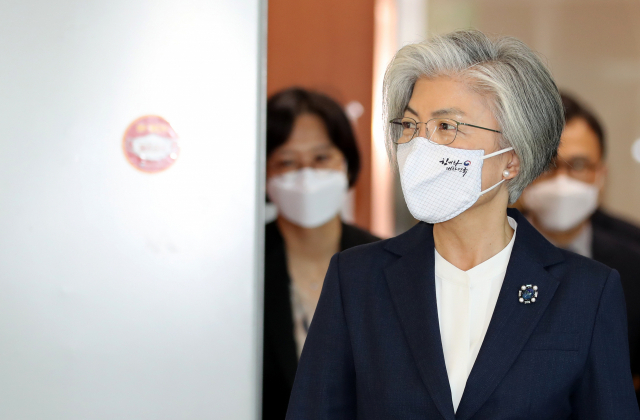 문재인 정부 출범부터 3년 반 넘게 외교부를 이끌어온 강경화 장관이 8일 오후 외교부청사를 떠나고 있다. 연합뉴스