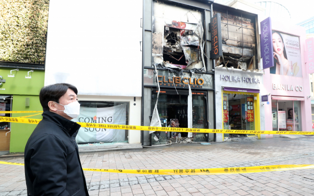 서울시장 보궐선거에 출마하는 안철수 국민의당 대표가 14일 오전 서울 중구 명동을 찾아 지난 새벽에 화재가 발생한 한 화장품 가게를 살펴보고 있다. 연합뉴스