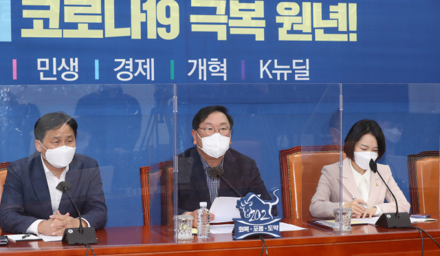 더불어민주당 김태년 원내대표가 14일 오후 서울 여의도 국회에서 열린 설 민심 전달 기자간담회에서 발언하고 있다. 연합뉴스